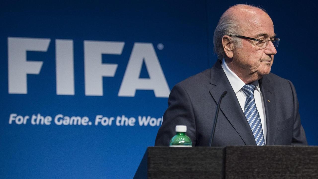 Joseph Blatter während der Pressekonferenz in Zürich. Er dreht sich vom Mikrofon weg.
