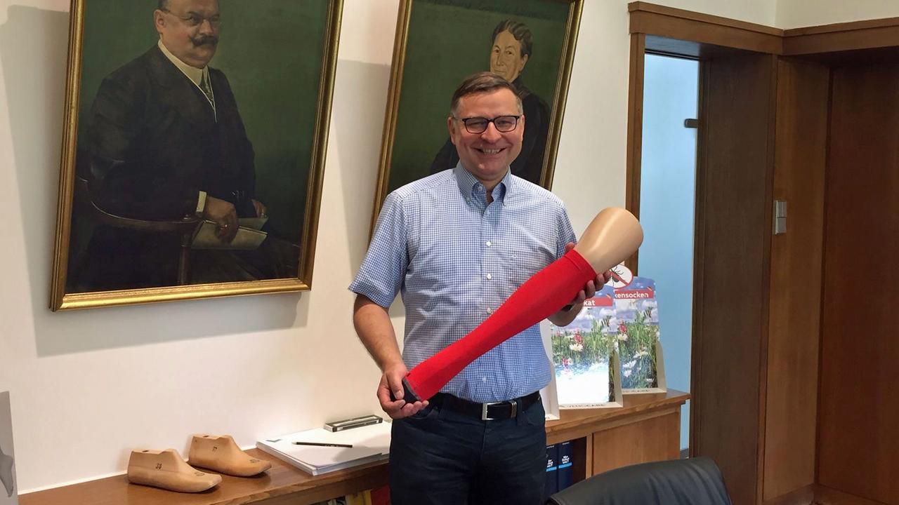 Thomas Lindner, 48-jähriger Chef eines Familienunternehmens, das Socken wieder in Deutschland herstellt.