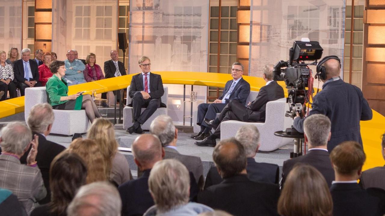 Auf dem Podium von "Forum Politik": DLF-Chefredakteurin Birgit Wentzien, der Vorsitzende der Linksfraktion im Bundestag, Dietmar Bartsch, Bundesinnenminister Thomas de Maizière und der Programmgeschäftsführer von phoenix, Michael Hirz. Auf dem Podium von "Forum Politik": DLF-Chefredakteurin Birgit Wentzien, der Vorsitzende der Linksfraktion im Bundestag, Dietmar Bartsch, Bundesinnenminister Thomas de Maizière und der Programmgeschäftsführer von phoenix, Michael Hirz.