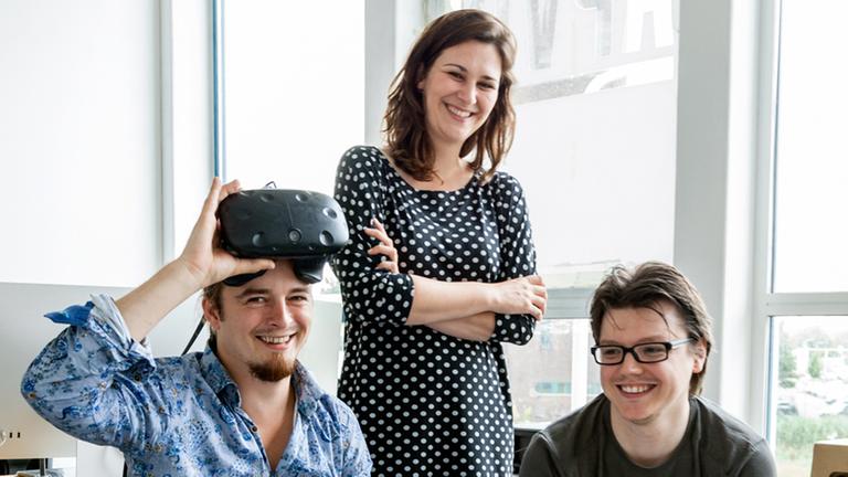 Jenny van den Broeke und Demian Albers (l.), Gründer von Apvis, ein niederländisches Unternehmen, dass Lyrik und Virtual Reality zusammenbringt