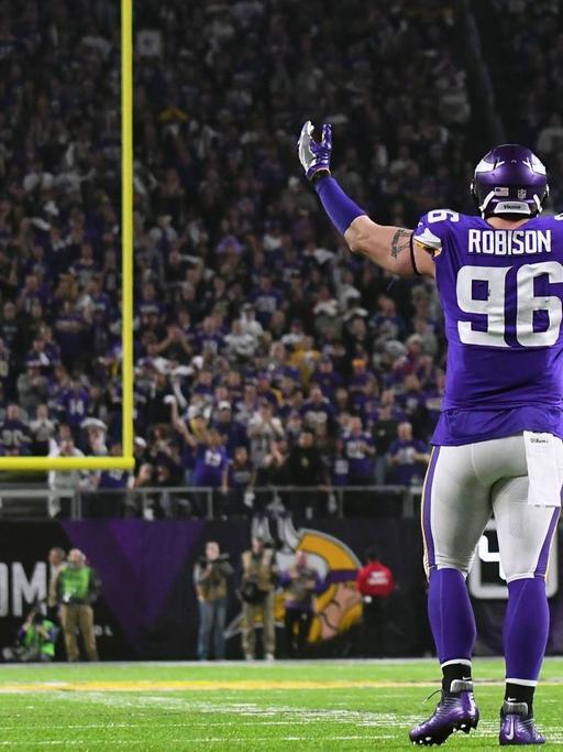 MINNEAPOLIS, MN - JANUARY 14: Minnesota Vikings defensive end Brian Robison (96) pumps up the crowd during a NFC Divisional Playoff game between the Minnesota Vikings and New Orleans Saints on January 14, 2018 at U.S. Bank Stadium in Minneapolis, MN. The Vikings defeated the Saints 29-24 to advance to the NFC Championship Game.(Photo by Nick Wosika/Icon Sportswire) NFL American Football Herren USA JAN 14 NFC Divisional Playoff Ð Saints at Vikings PUBLICATIONxINxGERxSUIxAUTxHUNxRUSxSWExNORxDENxONLY Icon18011489
