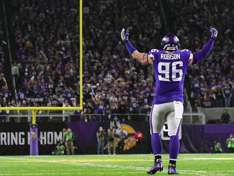 MINNEAPOLIS, MN - JANUARY 14: Minnesota Vikings defensive end Brian Robison (96) pumps up the crowd during a NFC Divisional Playoff game between the Minnesota Vikings and New Orleans Saints on January 14, 2018 at U.S. Bank Stadium in Minneapolis, MN. The Vikings defeated the Saints 29-24 to advance to the NFC Championship Game.(Photo by Nick Wosika/Icon Sportswire) NFL American Football Herren USA JAN 14 NFC Divisional Playoff Ð Saints at Vikings PUBLICATIONxINxGERxSUIxAUTxHUNxRUSxSWExNORxDENxONLY Icon18011489