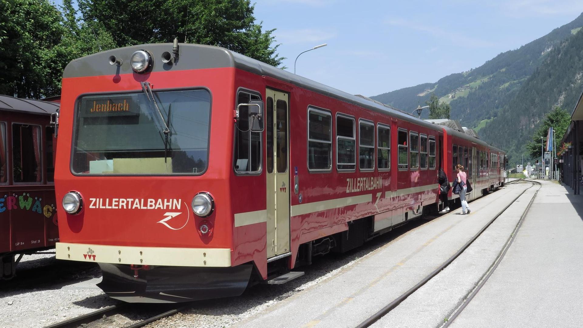 Ein Zug der Zillertalbahn in Tirol, Österreich in einem Bahnhof.