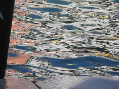 Bunte Reflexionen im venezianischen Wasser