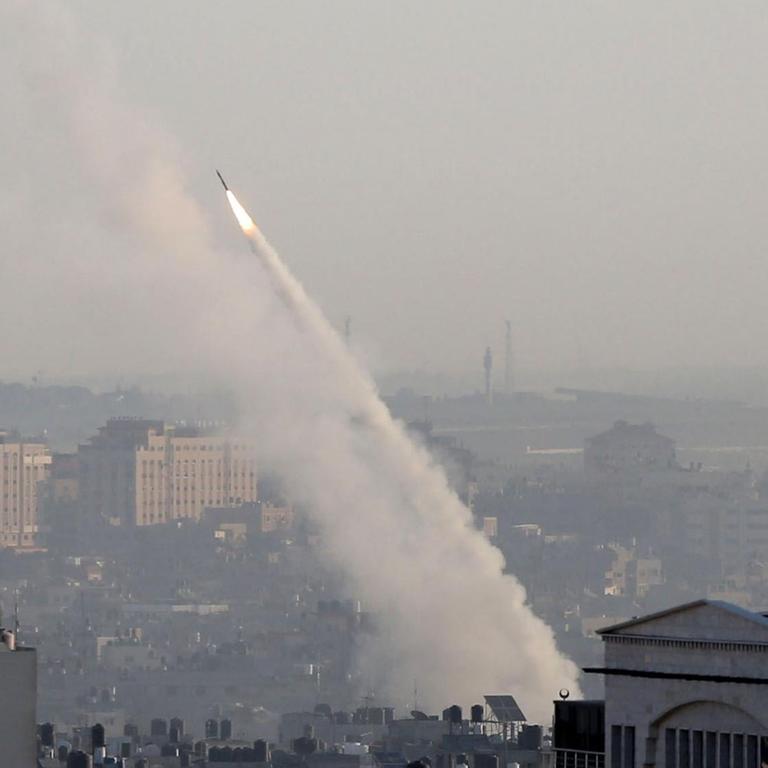 12.11.2019, Palästinensische Autonomiegebiete, Gaza: Eine palästinensische Rakete wird aus der Stadt Gaza abgefeuert. Zuvor hatten Israels Sicherheitskräfte ein Haus angegriffen, in dem sich ein Anführer des Islamischen Dschihad im Gazastreifen befand. 