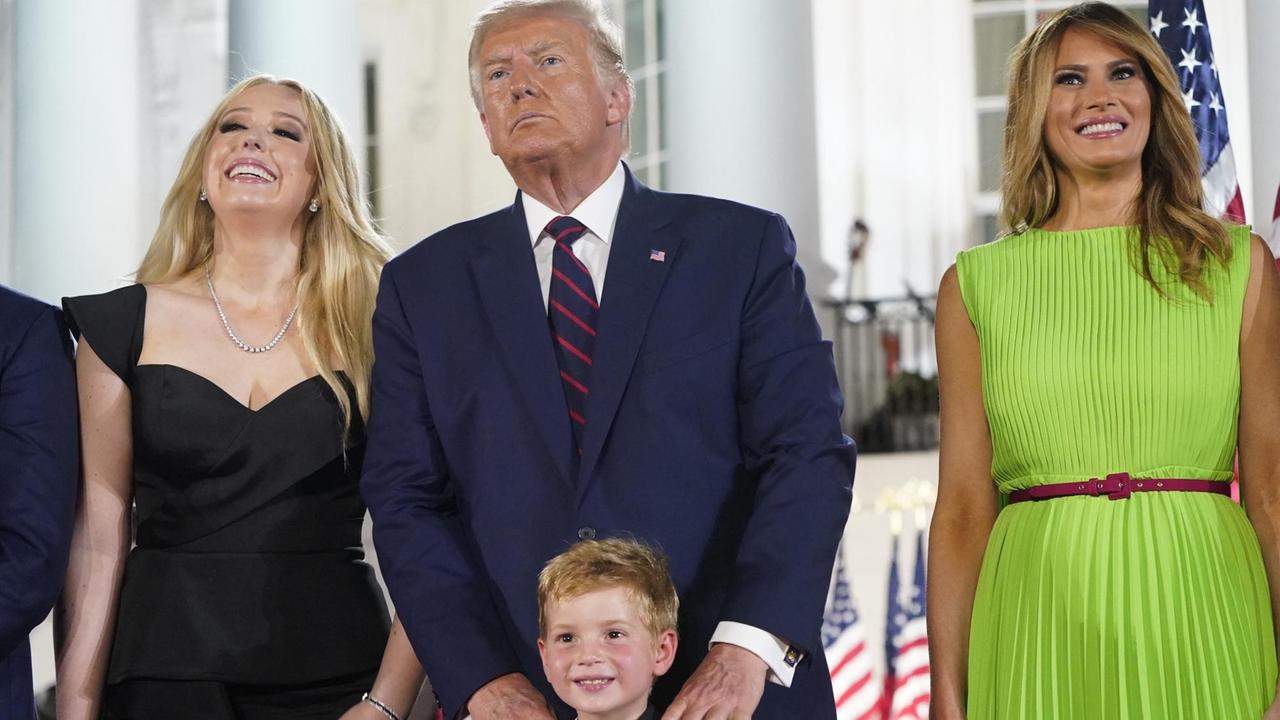 Donald Trump steht mit seiner Frau Melania, Tochter Tiffany und einem Enkel vor dem Weißen Haus.