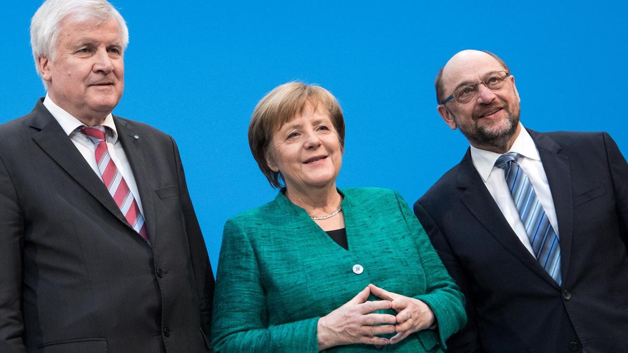 Horst Seehofer, Vorsitzender der CSU (l-r), Angela Merkel, Bundeskanzlerin und CDU-Vorsitzende, und SPD-Chef Martin Schulz äußern sich am Ende der Koalitionsverhandlungen.