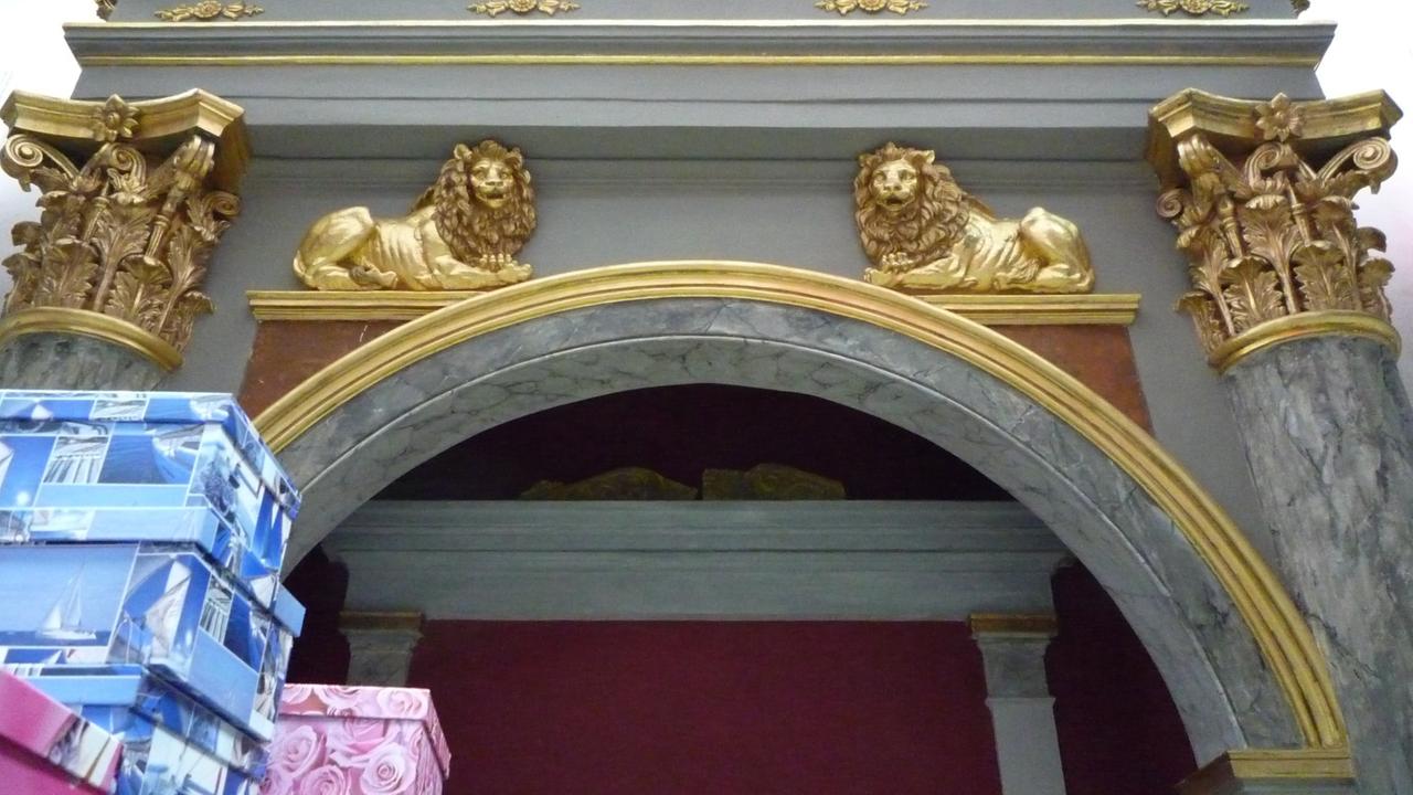 Ein frisch restauriertes Säulenportal mit zwei goldenen Löwen inmitten des chinesischen Supermarktes in der Synagoge von Miedzyrzecz
