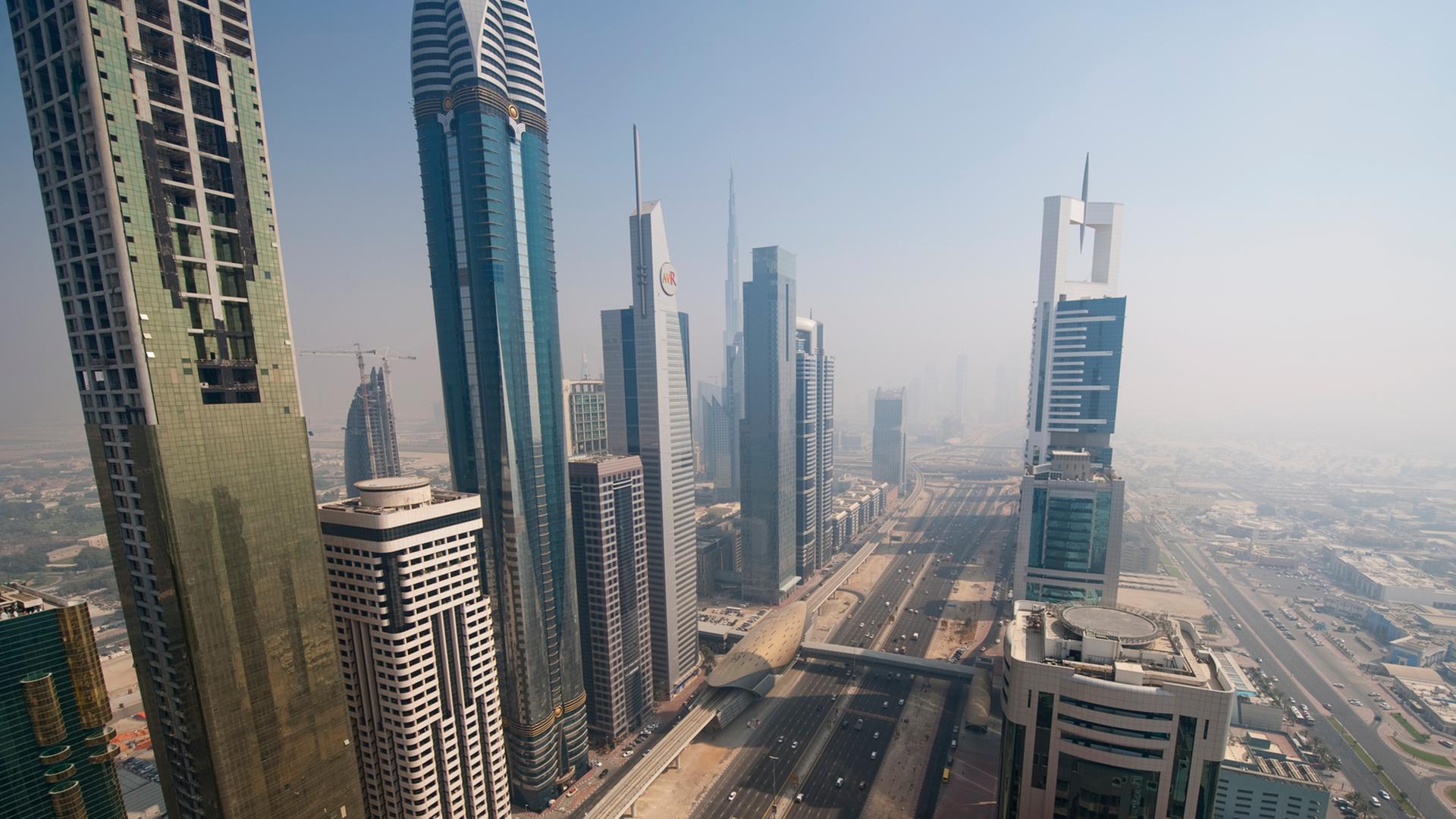 Blick auf die Sheikh Zayed Road und dessen Skyline im Emirat Dubai. Sie ist die Verbindungsstraße zwischen den Emiraten Dubai und Abu Dhabi.