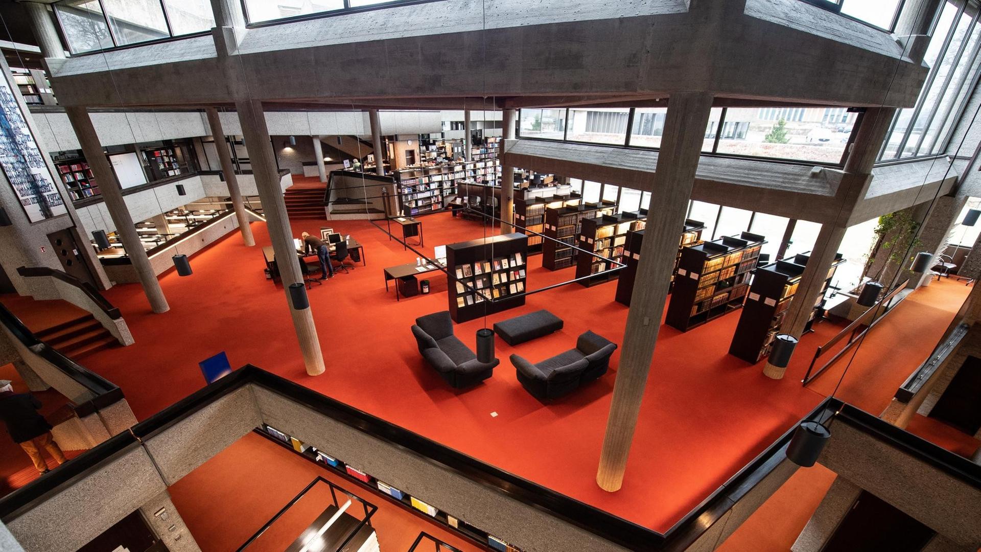 Blick in den Lesesaal des Deutschen Literaturarchivs in Marbach. Blick in den Lesesaal des Deutschen Literaturarchivs in Marbach.