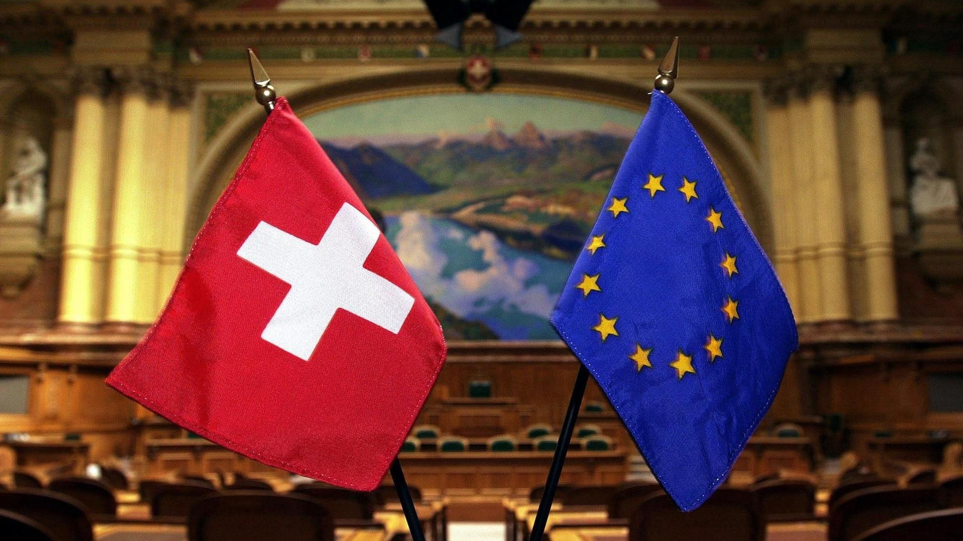 Schweiz, Bern: Fähnchen der EU und der Schweiz stehen im Nationalratssaal. Nach sieben Jahren beendet die Schweiz die Verhandlungen über ein von Brüssel gewünschtes Rahmenabkommen zu den bilateralen Beziehungen.