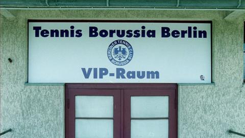 Tür zum Mommsenstadion an der Jaffestrasse, Spielstätte des Tennis Borussia Berlin.