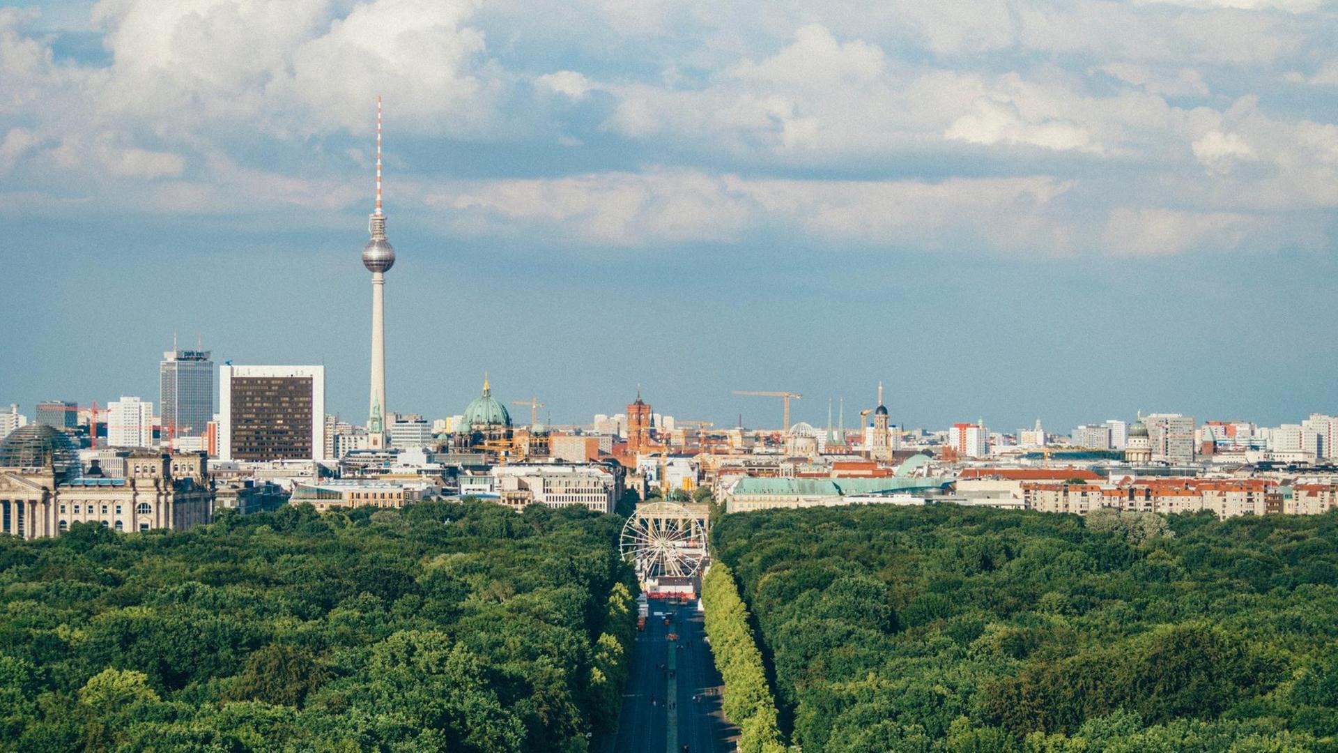 Eine Totale zeigt den Blick über den Tiergarten und die Straße des 17. Juni in Richtung Berliner Zentrum mit dem Fernsehturm.