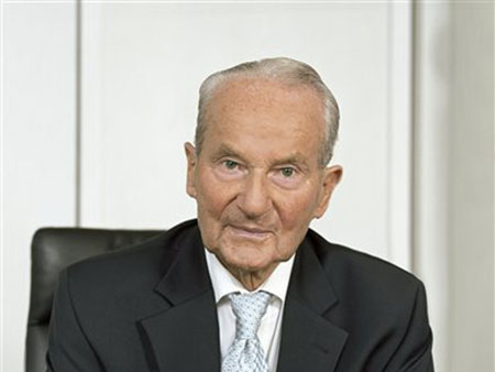 Reinhard Mohn, langjähriger Chef des Medienkonzerns Bertelsmann, ist am 3.10.2009 verstorben.