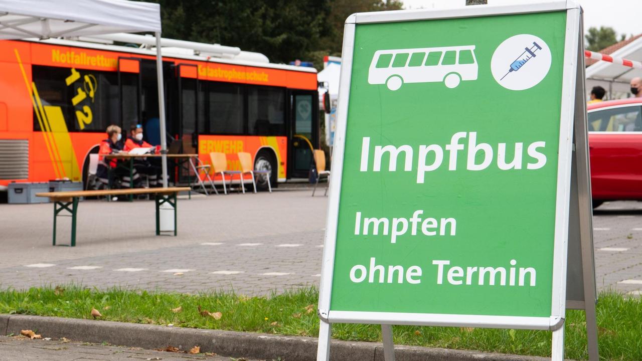 Vor dem Impfbus steht ein Schild: "Impfen ohne Termin"