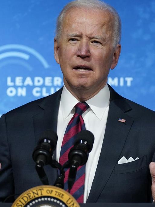 US-Präsident Joe Biden steht hinter einem Rednerpult.