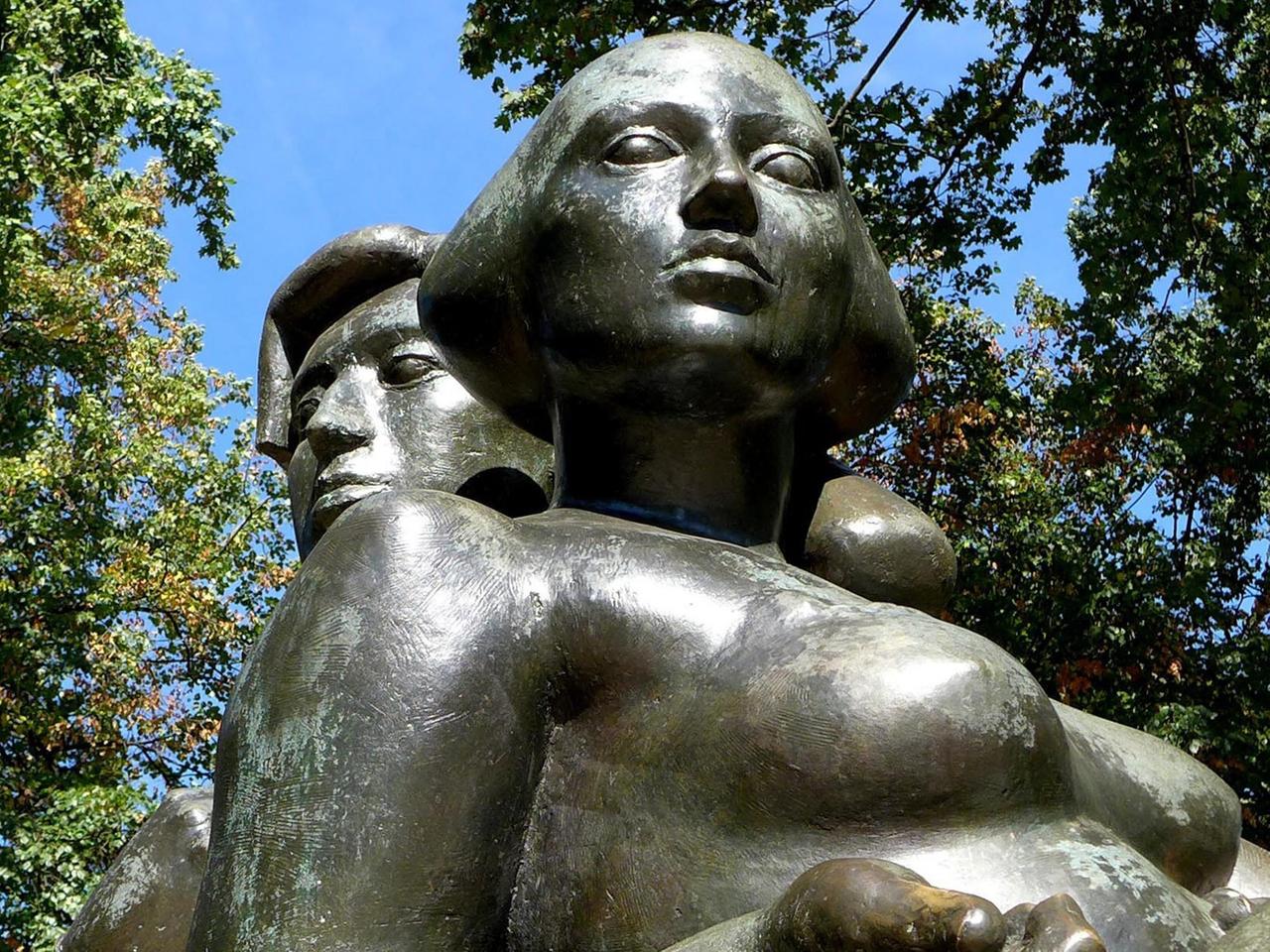 Bettina und Achim von Arnim, Bronzeskulptur des Berliner Bildhauers Michael Klein auf dem Arnimplatz in Berlin-Prenzlauer Berg.