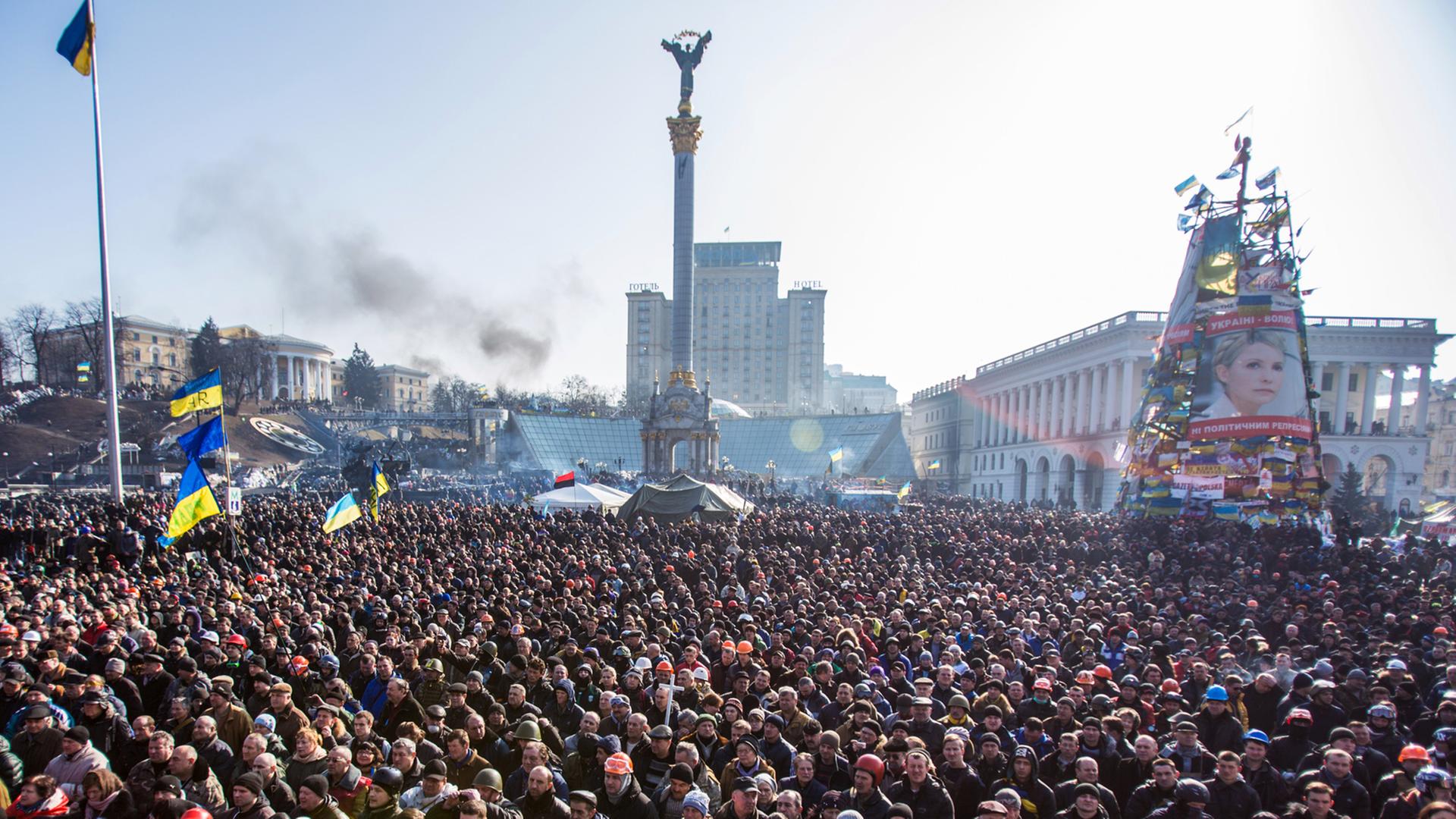 Eine große Menschenmenge auf dem Maidan-Platz in Kiew.