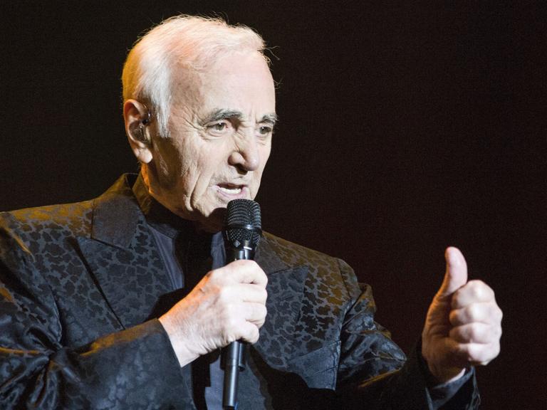 Der französische Chansonnier Charles Aznavour bei einem Auftritt am 7.5.2015 im Sportpalast in Madrid, Spanien