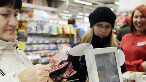 In einem Rigaer Geschäft: Seit dem 1. Januar 2014 wird in Lettland mit dem Euro bezahlt.