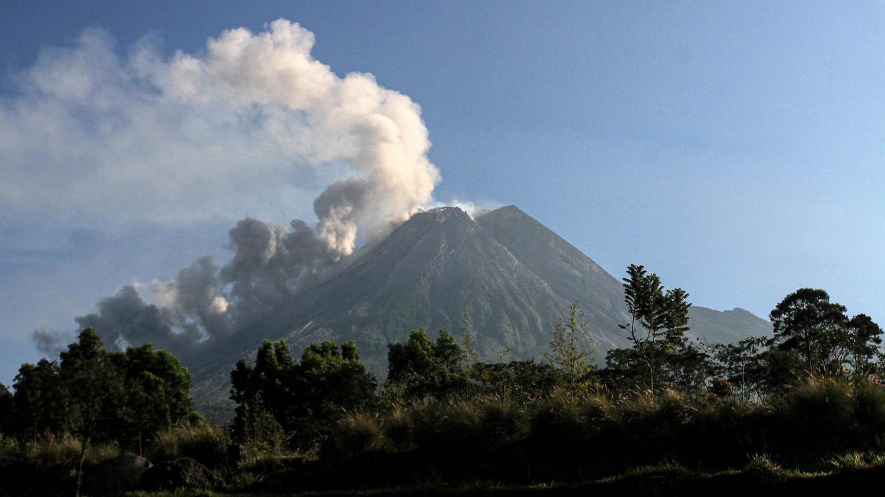 Eine Aschewolke über Indonesiens aktivstem Vulkan Merapi. Photo by Devi Rahman/INA Photo Agency 