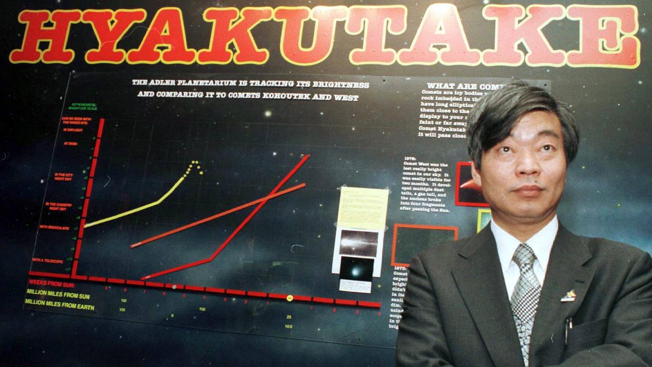 Hobbyastronom Yuji Hyakutake 1996 mit einem Schaubild zu dem von ihm entdeckten und nach ihm benannten Kometen in Chicago 