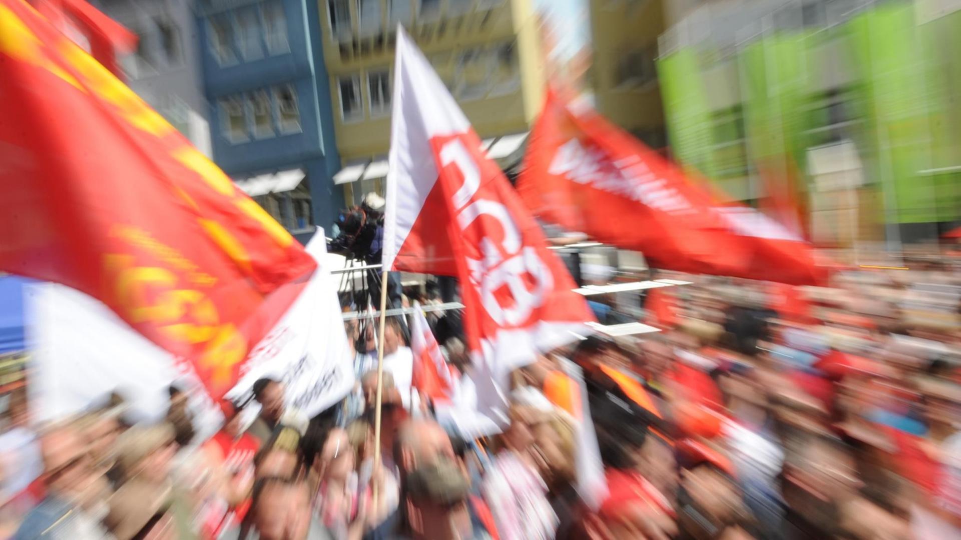 Fahnen des DGB wehen in Stuttgart während der 1. Mai Kundgebung.