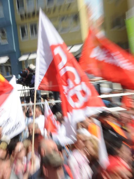 Fahnen des DGB wehen in Stuttgart während der 1. Mai Kundgebung.