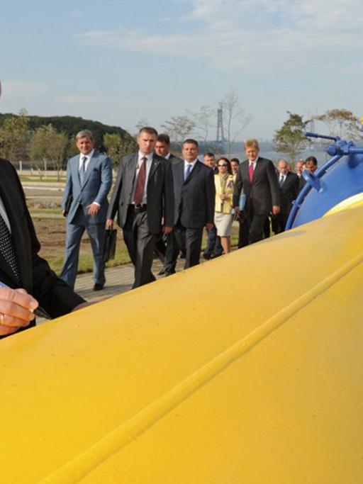 Russlands Präsident Putin im Jahr 2011 bei der Inbetriebnahme einer Pipeline in Wladiwostock.