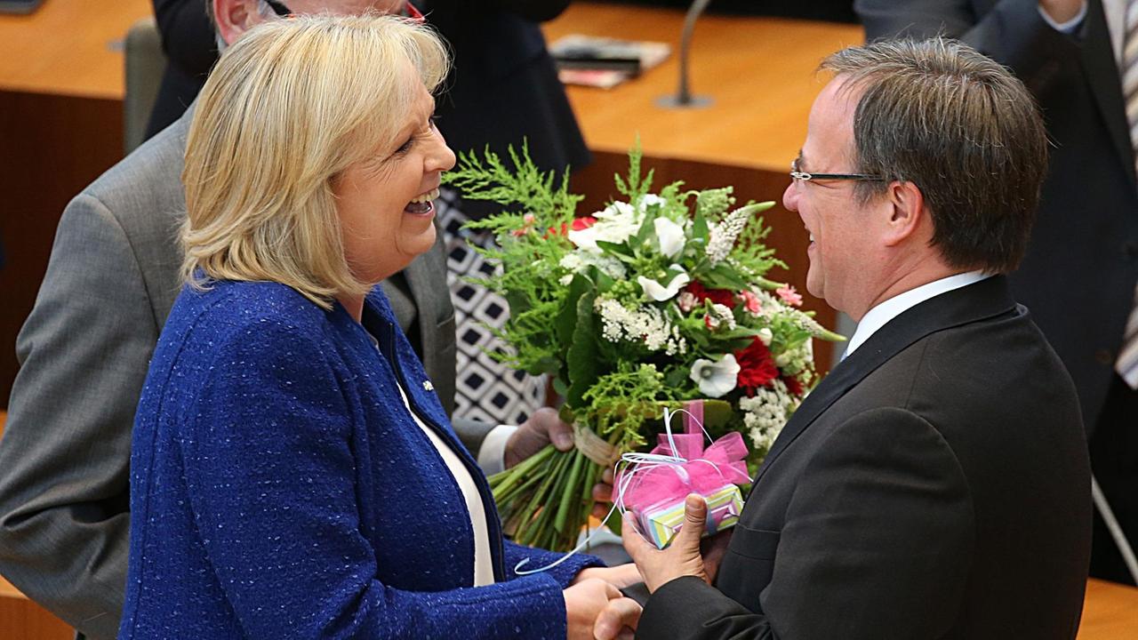 Die ehemalige nordrhein-westfälische Ministerpräsidentin Hannelore Kraft gratuliert ihrem Nachfolger Armin Laschet zur gewonnenen Wahl.