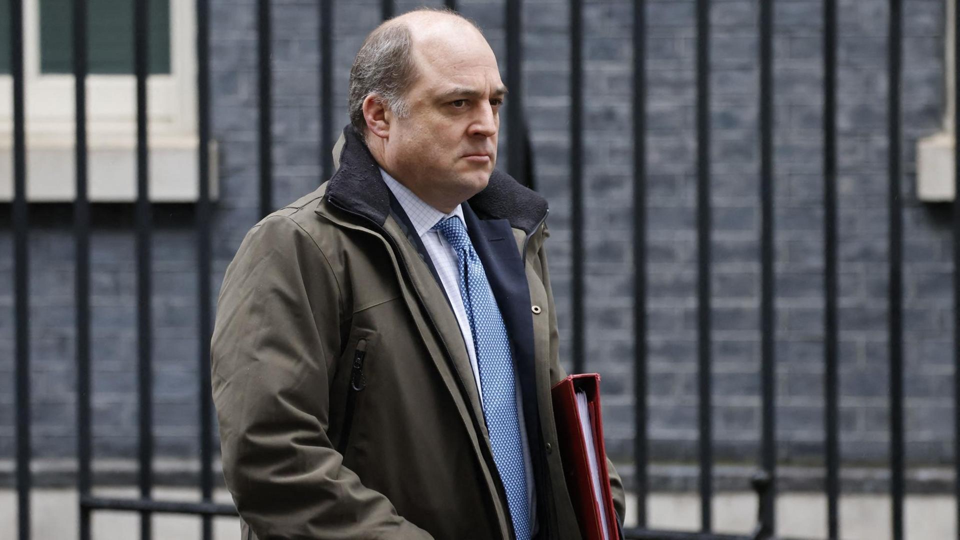 Der britische Verteidigungsminister Ben Wallace mit einer Aktentasche unter dem Arm. Der britische Verteidigungsminister Ben Wallace mit einer Aktentasche unter dem Arm.