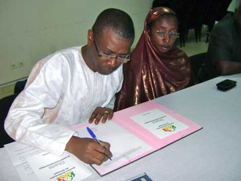 Youssou N'Dour unterschreibt eine Charta für Bürgerrechte