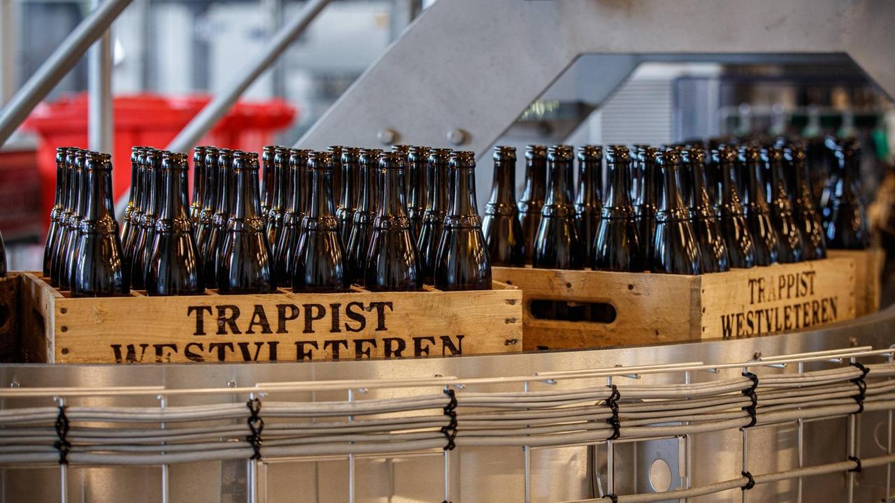 Bierflaschen in der der Trappisten-Brauerei abgefüllt. 