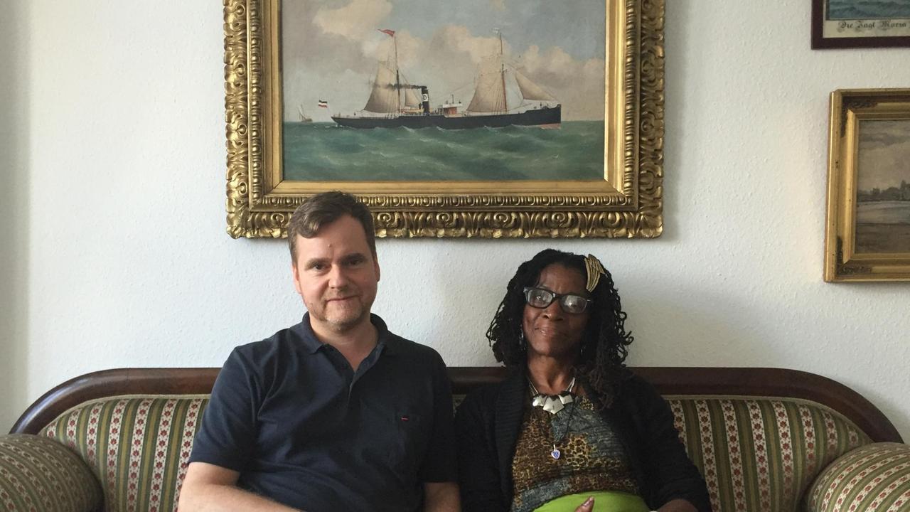 Thomas Overdick, Leiter des Flensburger Schifffahrtsmuseum, zusammen mit der jamaikanischen Kulturwissenschaftlerin Imani Tafari-Ama