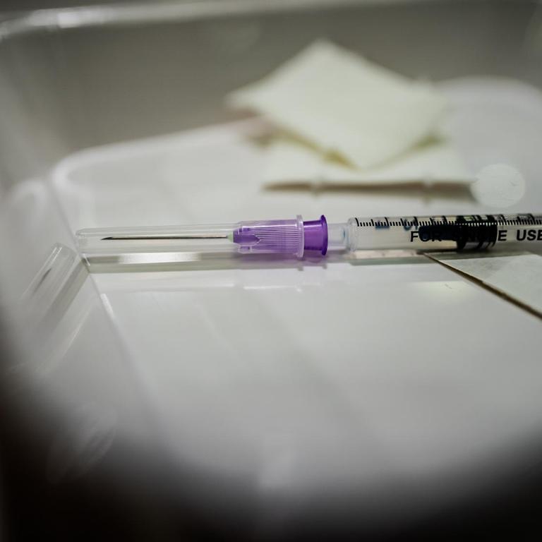 Eine Spritze mit Biontech-Pfizer Impfstoff liegt in einer Schale bereit.