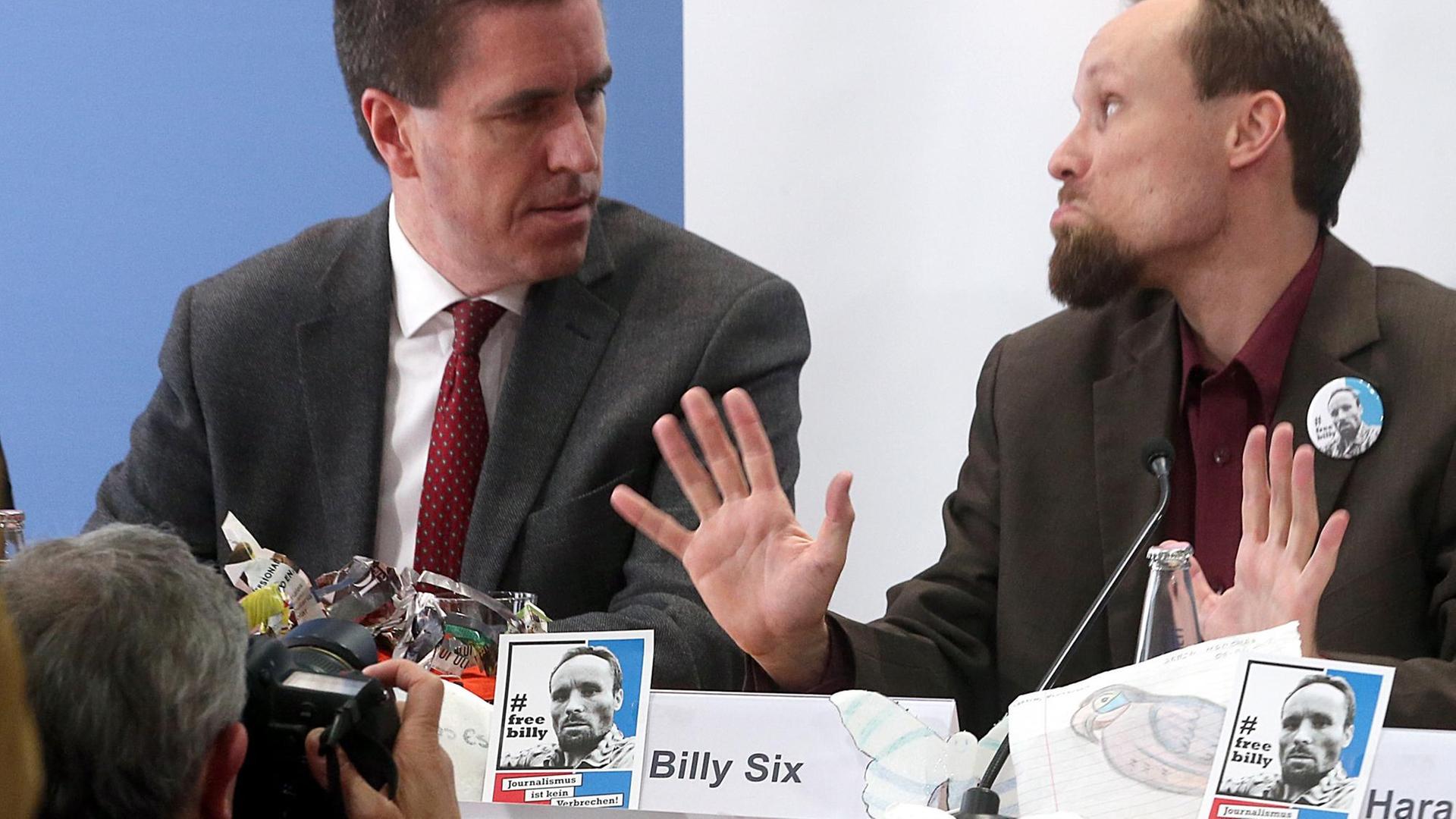 Der Reporter Billy Six (r) und Dieter Stein, Chefredakteur Junge Freiheit. Der Reporter Billy Six (r) und Dieter Stein, Chefredakteur Junge Freiheit.