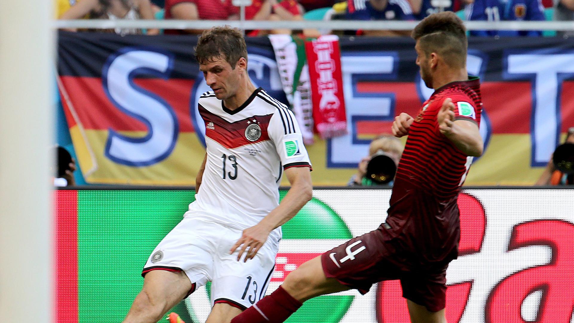 Stürmer Thomas Müller im Duell mit dem Portugiesen Miguel Veloso. Stürmer Thomas Müller im Duell mit dem Portugiesen Miguel Veloso.