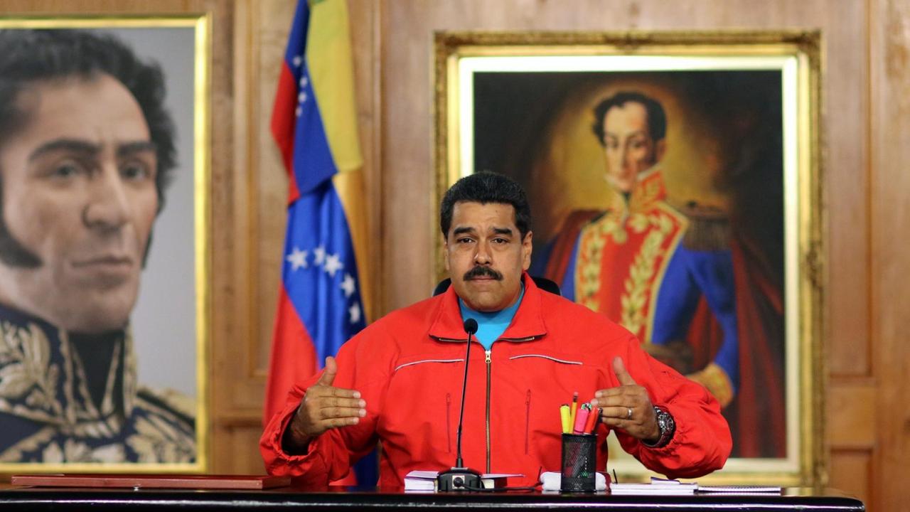 Der venezolanische Präsident an einem Schreibtisch