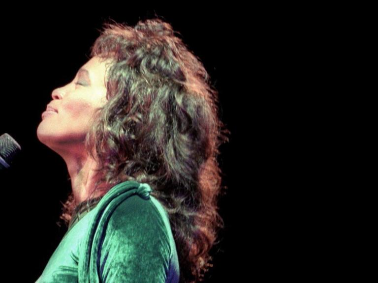 Whitney Houston genießt ihren Auftritt 1994.