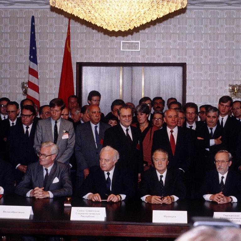 Unterzeichnung des Zwei-plus-Vier-Vertrags in Moskau, v.l.n.r.: James Baker (USA), Douglas Hurd (Großbritannien), Eduard Schewardnadze (UdSSR), Roland Dumas (Frankreich), Lothar de Maizière (DDR), Hans-Dietrich Genscher (BRD)