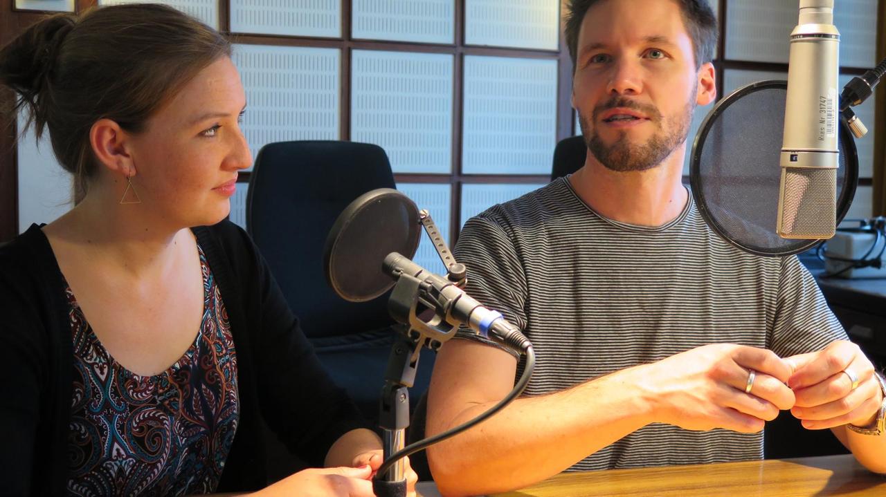 Moderatoren Jenny Genzmer und Christian Rabhansl im Deutschlandradio-Kultur-Studio