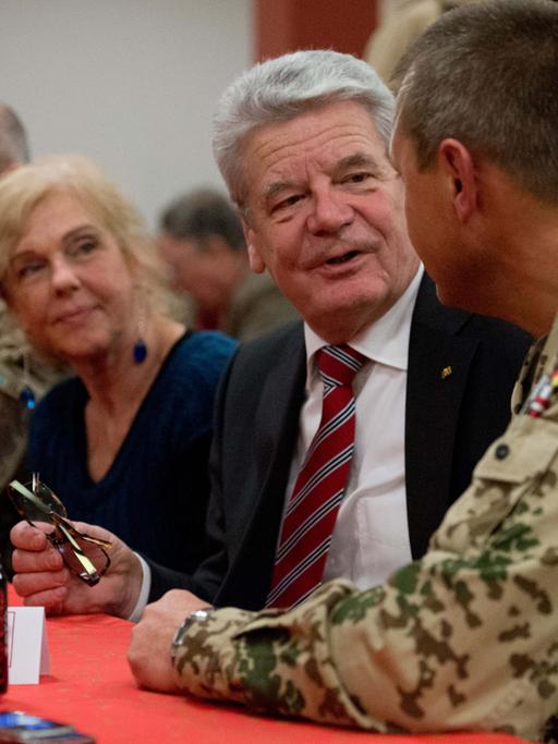 Bundespräsident Gauck im Gespräch mit Bundeswehrsoldaten in Afghanistan im Jahr 2012