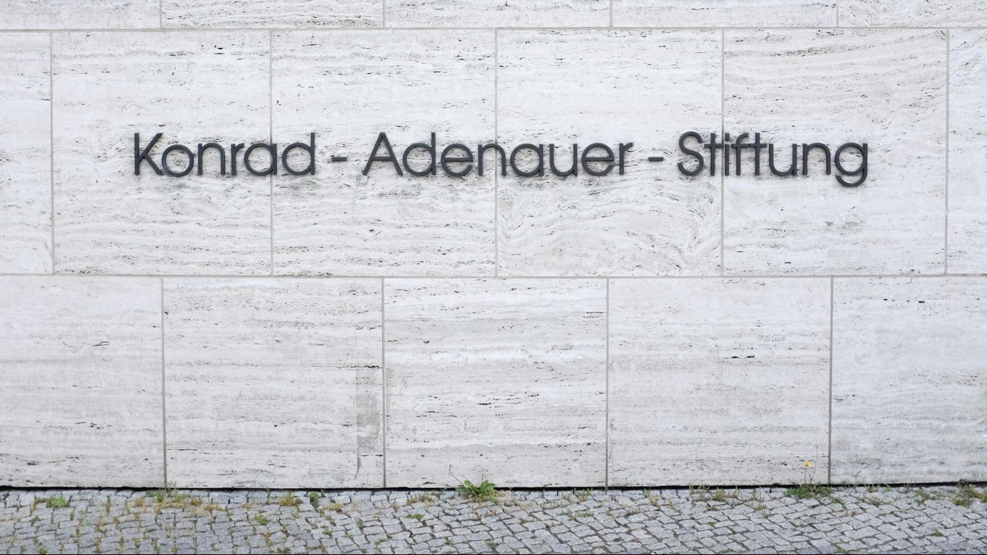 Der Schriftzug "Konrad-Adenauer-Stiftung" an der Hauswand der Stiftung in Berlin.