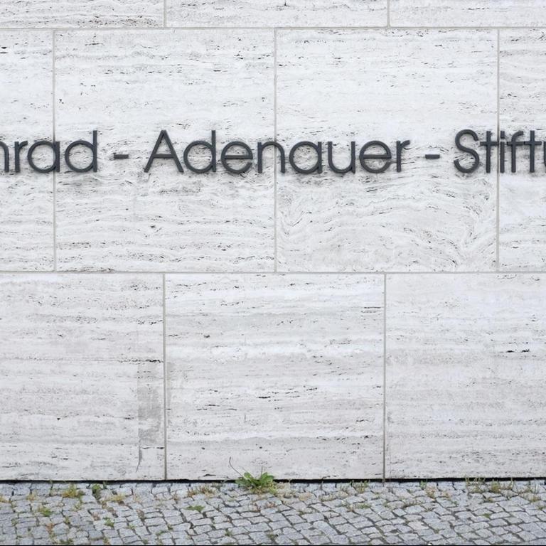 Der Schriftzug "Konrad-Adenauer-Stiftung" an der Hauswand der Stiftung in Berlin.