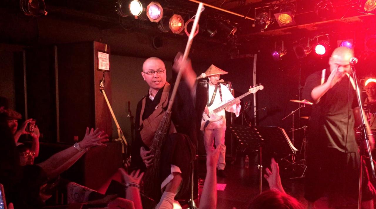 Rockband aus buddhistischen Mönchen bei einem Konzert in Tokyo