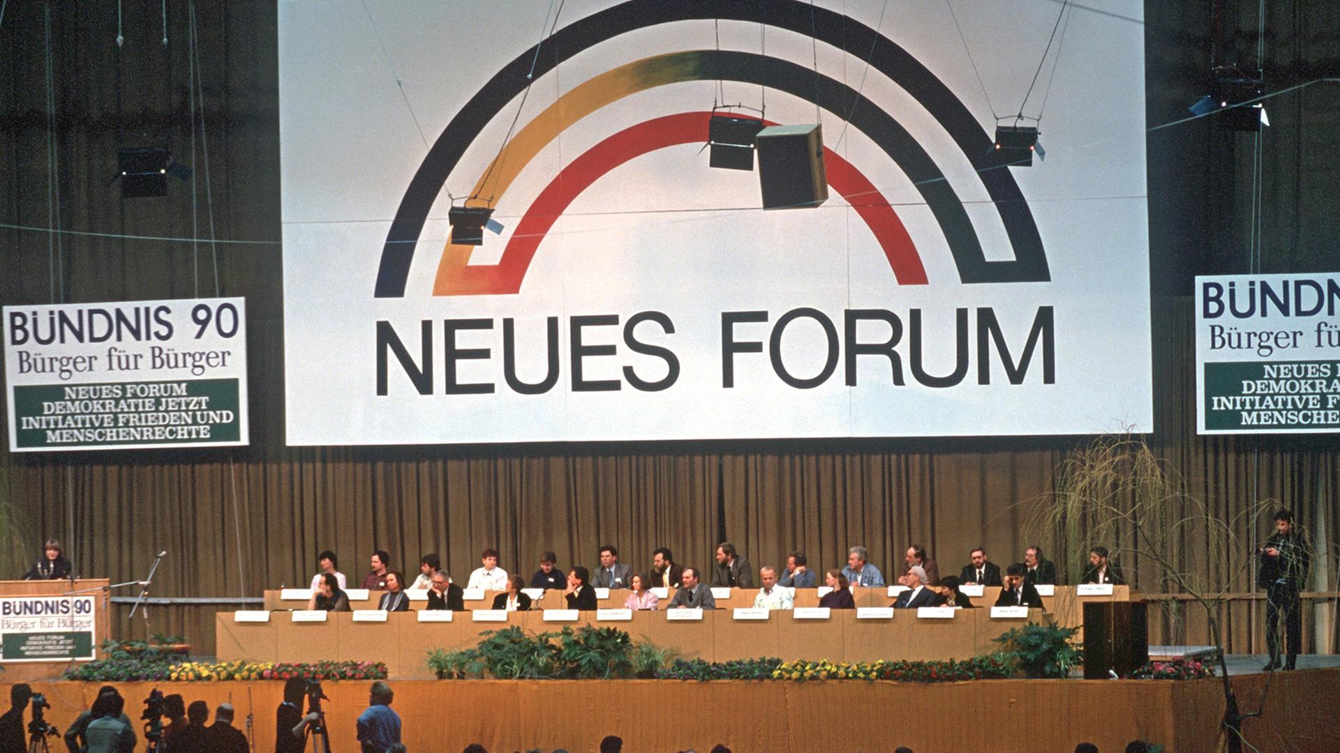 Blick auf das Podium beim Gründungstreffen der DDR-Oppositionsgruppe Neues Forum für das Land Mecklenburg-Vorpommern am 3.3. 1990 in Güstrow.