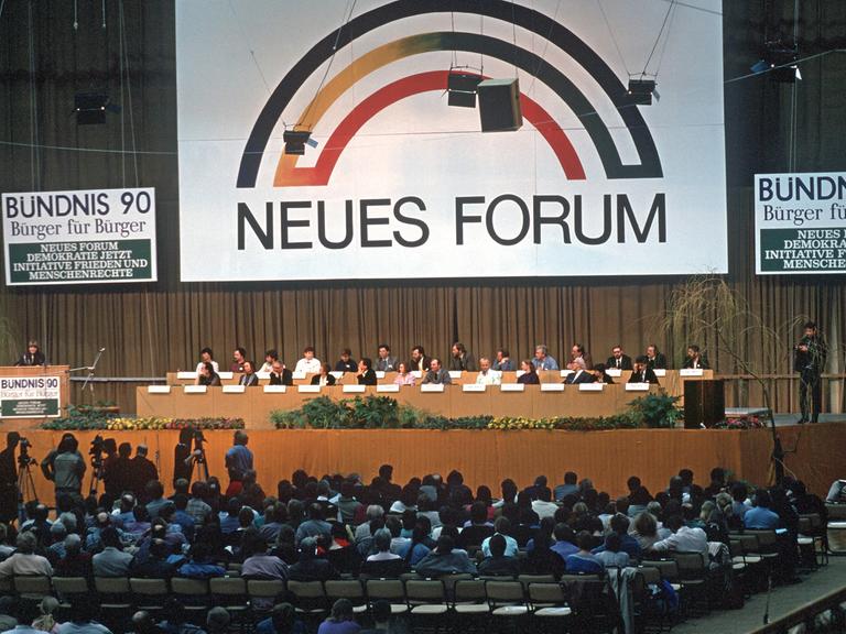 Blick auf das Podium beim Gründungstreffen der DDR-Oppositionsgruppe Neues Forum für das Land Mecklenburg-Vorpommern am 3.3. 1990 in Güstrow.