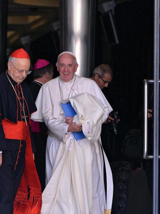 Papst Franziskus auf dem Weg zur Familiensynode im Vatikan.