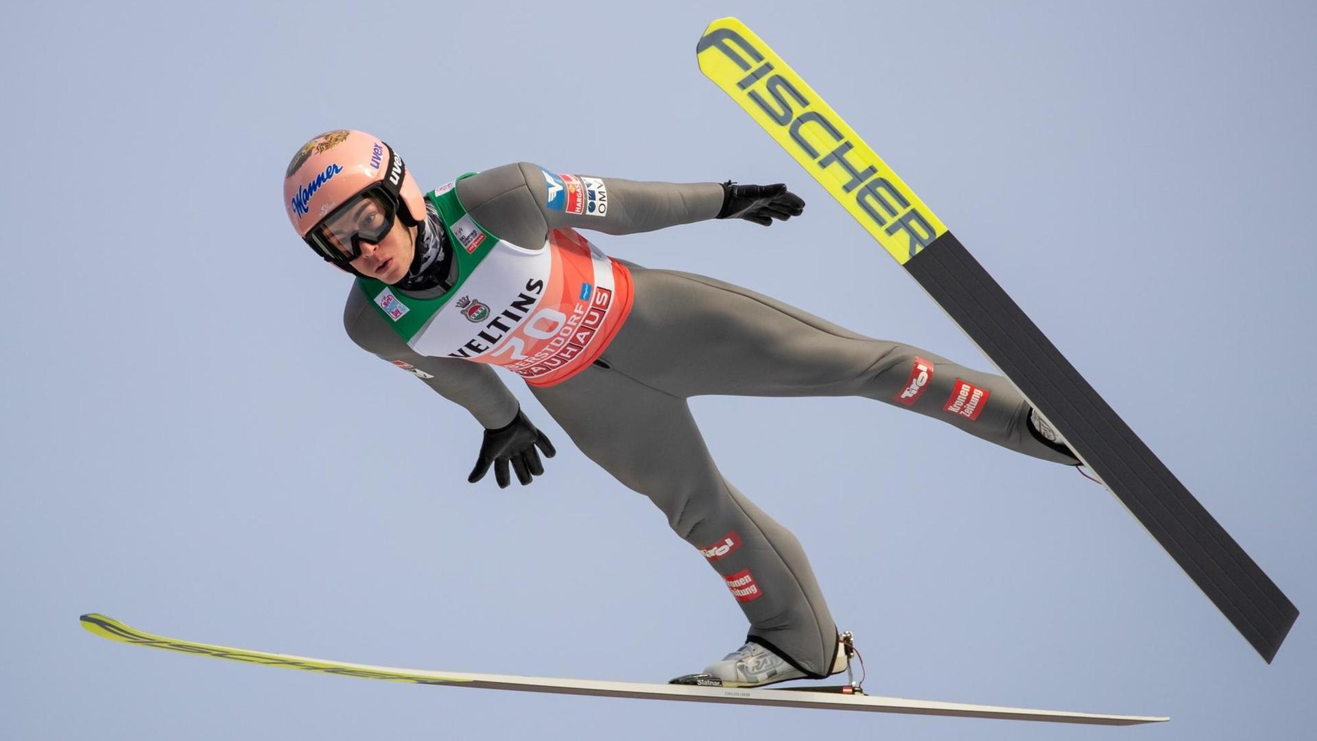 Stefan Kraft, Skispringer aus Österreich, springt beim Training.