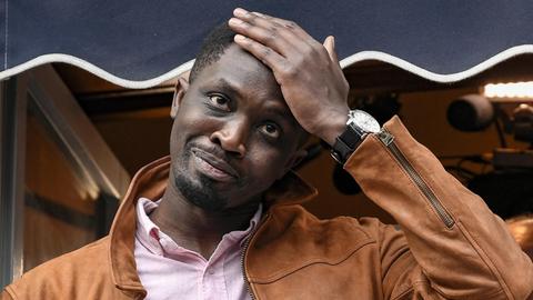 Der senegalesische Schriftsteller Mohamed Mbougar Sarr hält seine Hand am Kopf nachdem er den Prix Goncourt am 03.11.2021 in Paris überreicht bekommen hat.